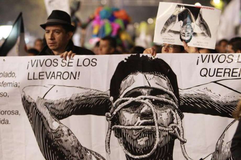 Masiva protesta en Ciudad de México pidiendo el regreso de los 43 estudiantes desaparecidos. / EFE