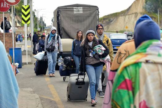 Migrantes venezolanos cruzan el Puente Internacional Rumichaca en Ipiales, Colombia rumbo hacia Ecuador. / AFP