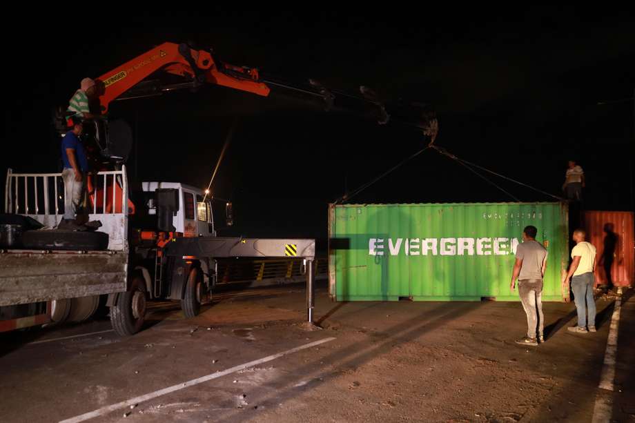 Fotografía de la remoción de los contenedores del Puente de Tienditas (frontera entre Venezuela y Colombia).