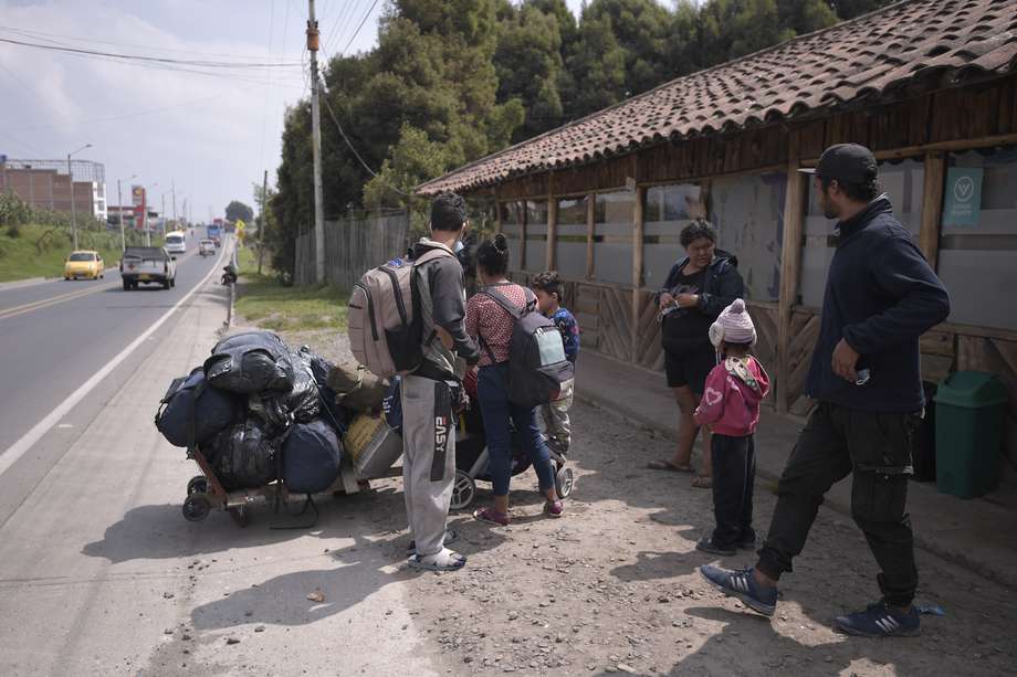 Caminantes o migrantes venezolanos por la Vía Panamericana en Nariño.