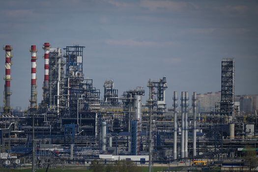 Refinería de petróleo de Moscú del productor de petróleo ruso Gazprom Neft.