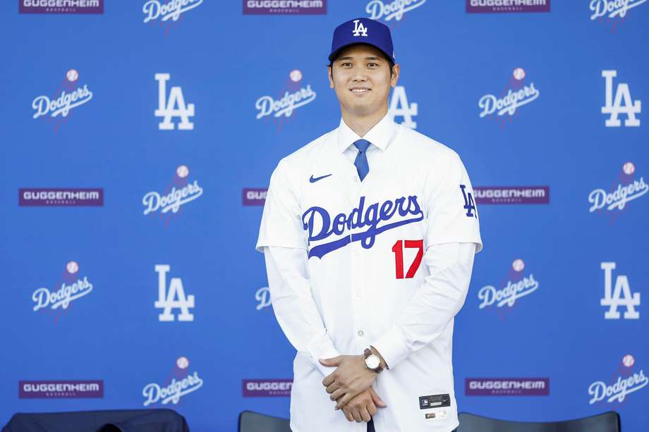 El recién firmado jugador de béisbol de Los Angeles Dodgers, Shohei Ohtani, de Japón, durante una conferencia de prensa introductoria en Los Ángeles, California, EE.UU., el 14 de diciembre de 2023. Ohtani firmó recientemente un contrato de 10 años con el equipo por $700/'K636 millones, haciendo lo convirtió en el jugador mejor pagado en la historia del béisbol.
