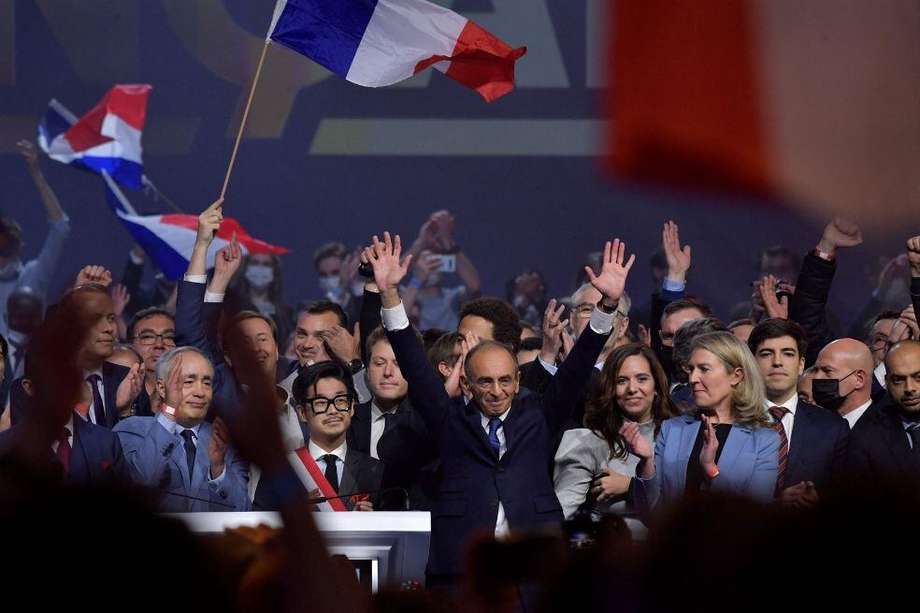 Eric Zemmour, experto en medios de comunicación y ahora candidato a las elecciones de 2022 en Francia, saluda a sus partidarios tras presentar el nombre de su nuevo partido: "Reconquista".