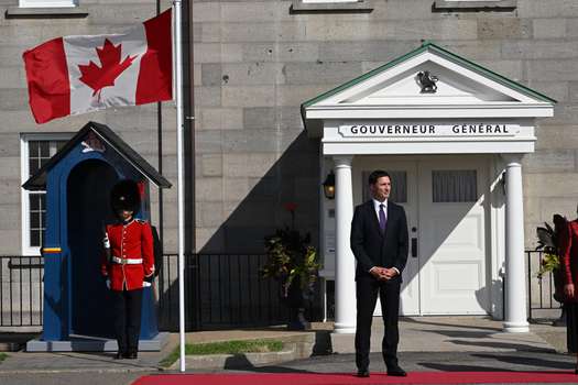 El Primer Ministro canadiense Justin Trudeau espera la llegada del Papa Francisco a la Ciudadela de la ciudad de Quebec, Canadá, el 27 de julio de 2022. La visita de cinco días del Papa Francisco es la primera visita papal a Canadá en 20 años.
