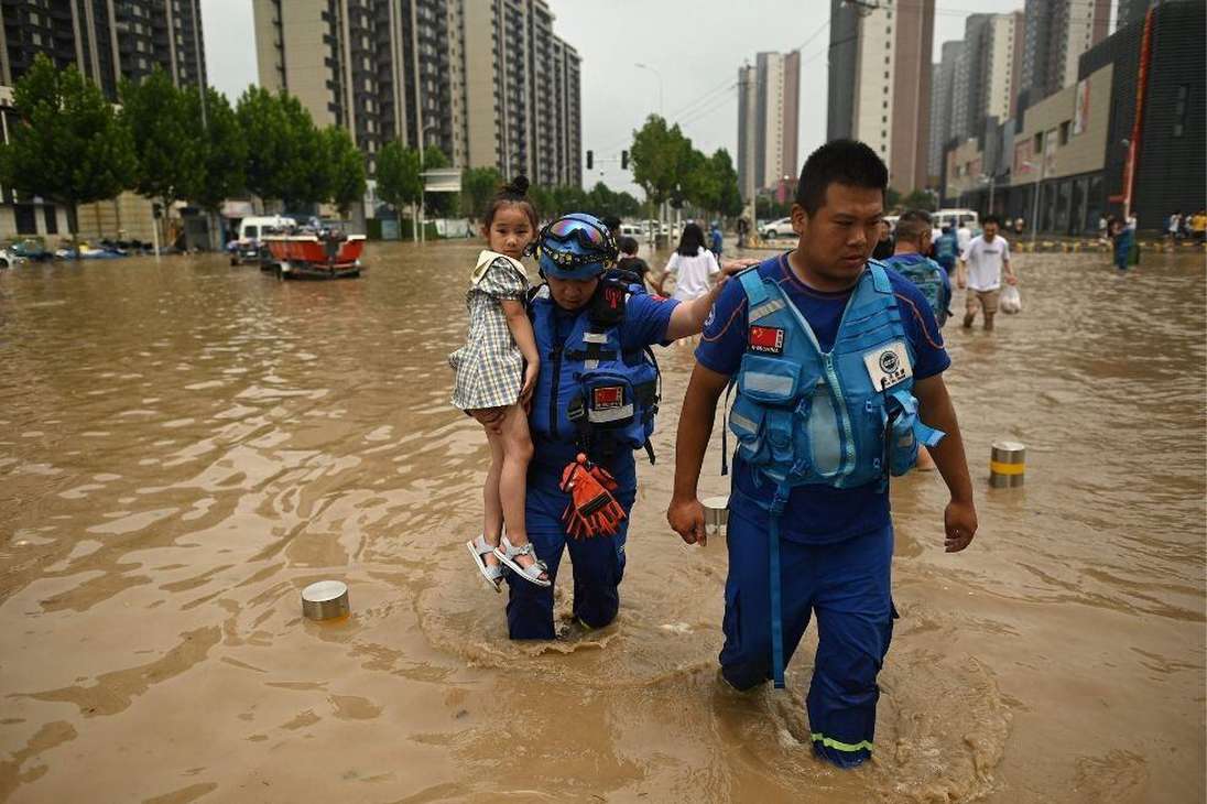 Algunos barrios de la ciudad, situada a unos 700 km al sur de Pekín, siguen inundados, mientras personal de limpieza, bomberos y socorristas se afanan en limpiar el desastre.