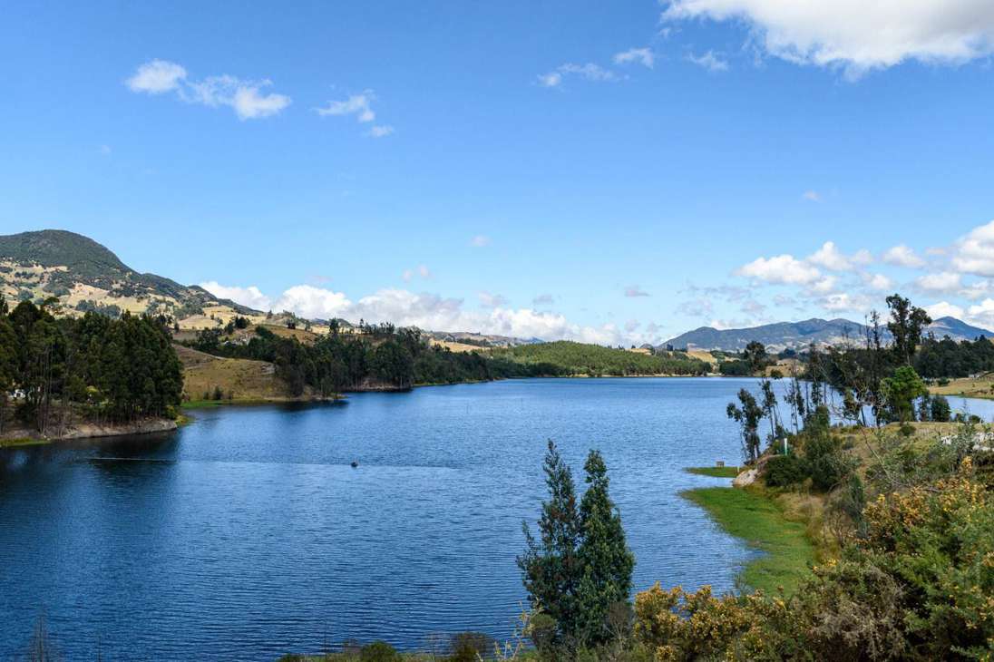 El Embalse El Hato: se encuentra a 130 kilómetros de Bogotá, rodea al municipio de Carmen de Carupa. En este lugar se permite hacer actividades como navegación a remo, camping y pesca.