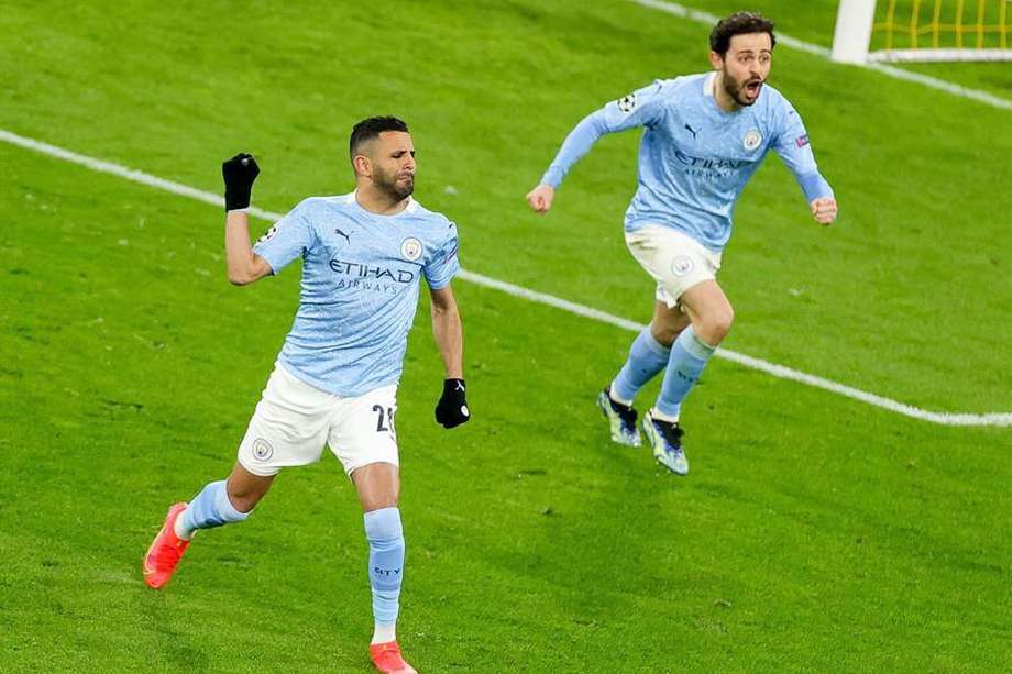 Riyad Mahrez y Bernardo Silva celebrando el primer gol de Manchester City.