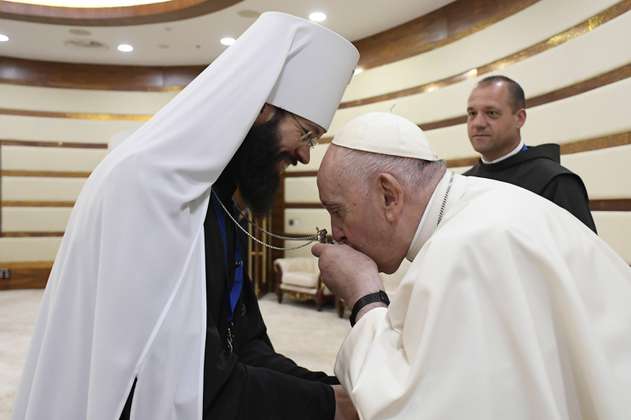 Foto: papa Francisco besa cruz ortodoxa, ¿reencuentro de iglesias enfrentadas?