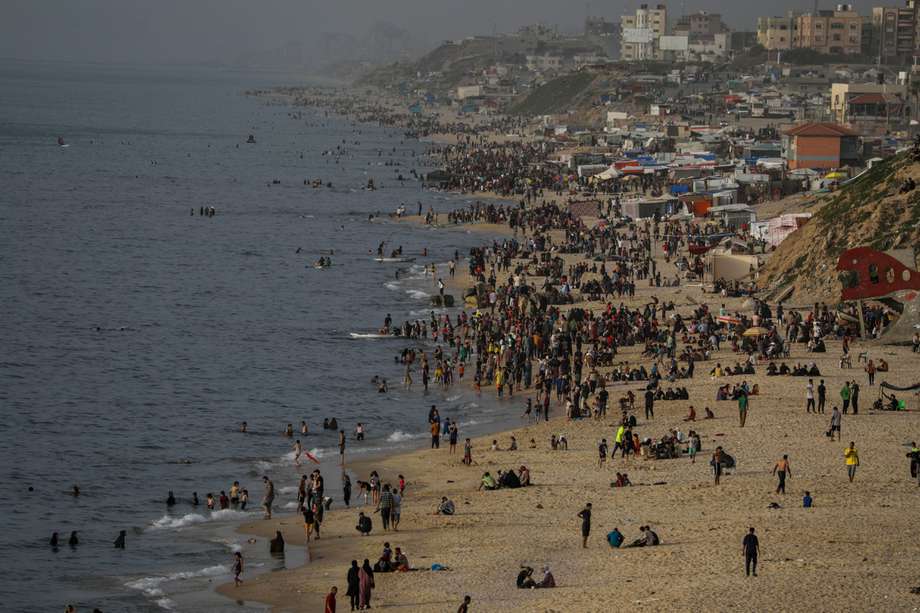 Palestinos desplazados en la playa al oeste de Deir Al Balah, sur de la Franja de Gaza, este jueves. 
