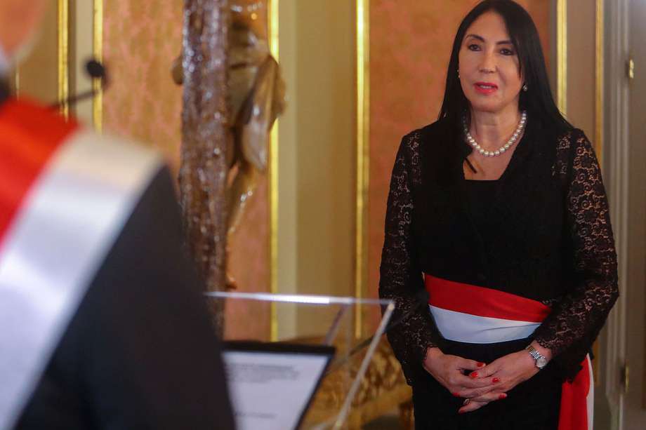 El presidente de Perú, Francisco Sagasti, anunció poco después que había aceptado la dimisión de la jefa de la diplomacia peruana, que le sigue a la renuncia de la ministra de Salud, Pilar Mazzetti, el viernes.