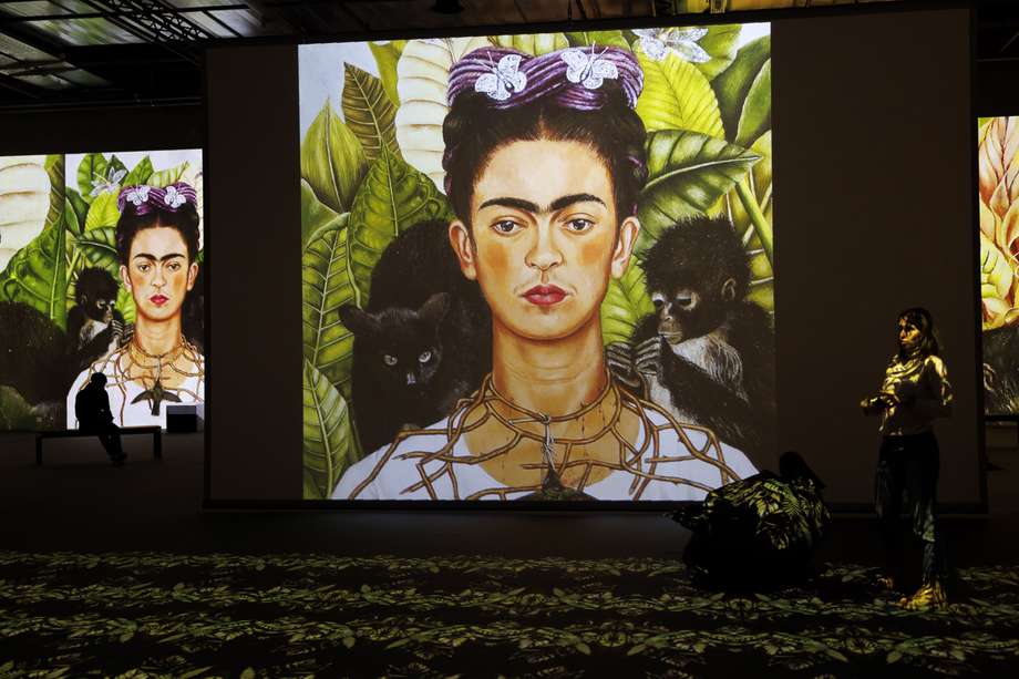 Un grupo de personas observa la exposición "Viva Frida Kahlo - Exposición inmersiva", que combina proyecciones de vídeo, narración en primera persona y una partitura musical original, durante un preestreno para la prensa, en el Beaulieu de Lausana (Suiza), el 16 de diciembre de 2022.

