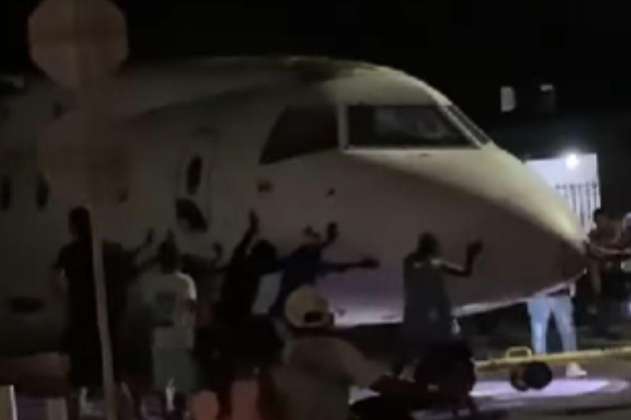 Residentes de un barrio de Turbaco tuvieron que empujar un avión por sus calles 