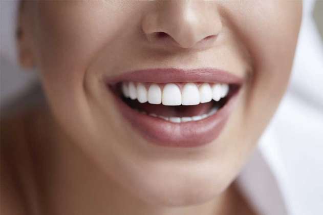 ¿Cómo  disminuir y prevenir las manchas amarillas de los dientes?