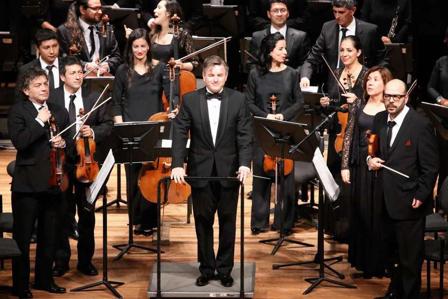 Joachim Gustafsson (en el centro de la imagen) es el director musical titular de la Orquesta Filarmónica de Bogotá.