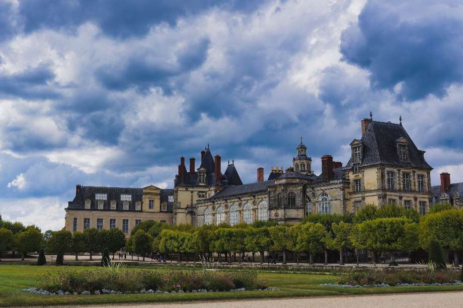El palacio de Fontainebleau está ubicado al sur de París.