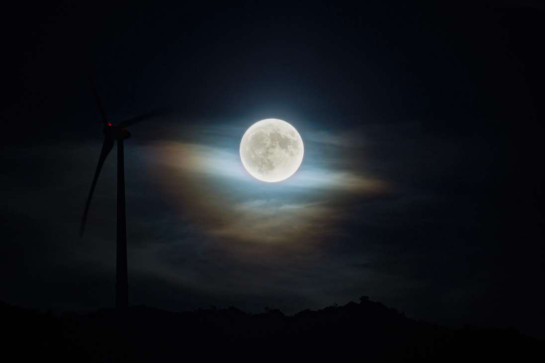 Vila Pouca De Aguiar (Portugal), 30/08/2023.- A Super Moon rises at Vila Pouca de Aguiar, north of Portugal, 30 August 2023. EFE/EPA/PEDRO SARMENTO COSTA