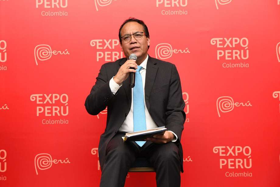 Roberto Sánchez Palomino, ministro de Comercio Exterior y Turismo de Perú, celebró la facilitación del comercio entre Colombia y Perú durante el evento Expo Perú en Bogotá.