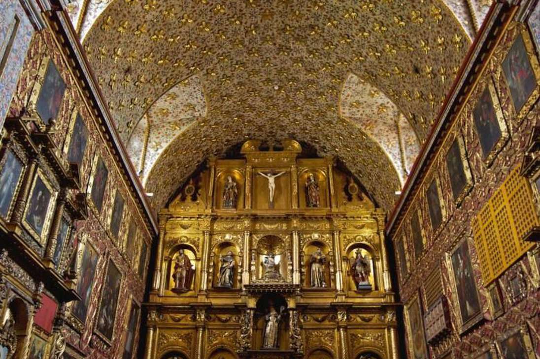 Museo Iglesia de Santa Clara: está ubicado en el Centro Histórico. Fue construido entre 1619 y 1647 por el arquitecto español, Matías de Santiago. En la antigüedad fue un templo, pero actualmente funciona como museo. Perteneció a la orden femenina franciscana de las Clarisas que se fundó en Santa Fe de Bogotá en el año de 1629.
