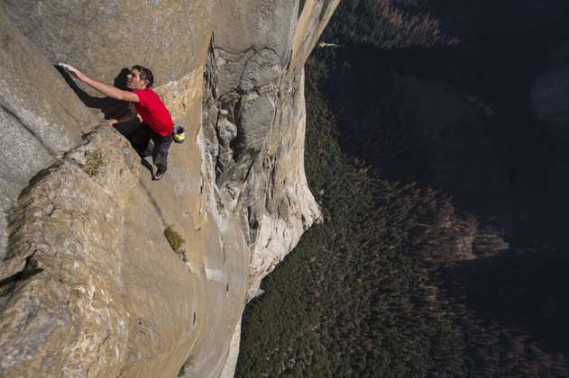 Documental "Free Solo" sigue al hombre que escaló sin cuerdas un muro de 914 metros