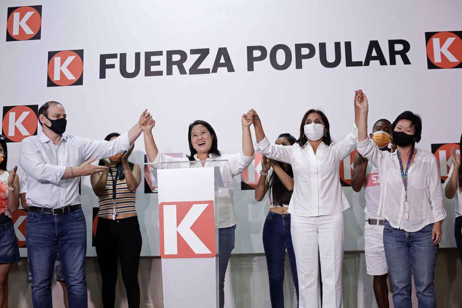 La candidata a la presidencia del Perú por el partido Fuerza Popular, Keiko Fujimori, ofrece declaraciones en el local central de su partido en Lima.