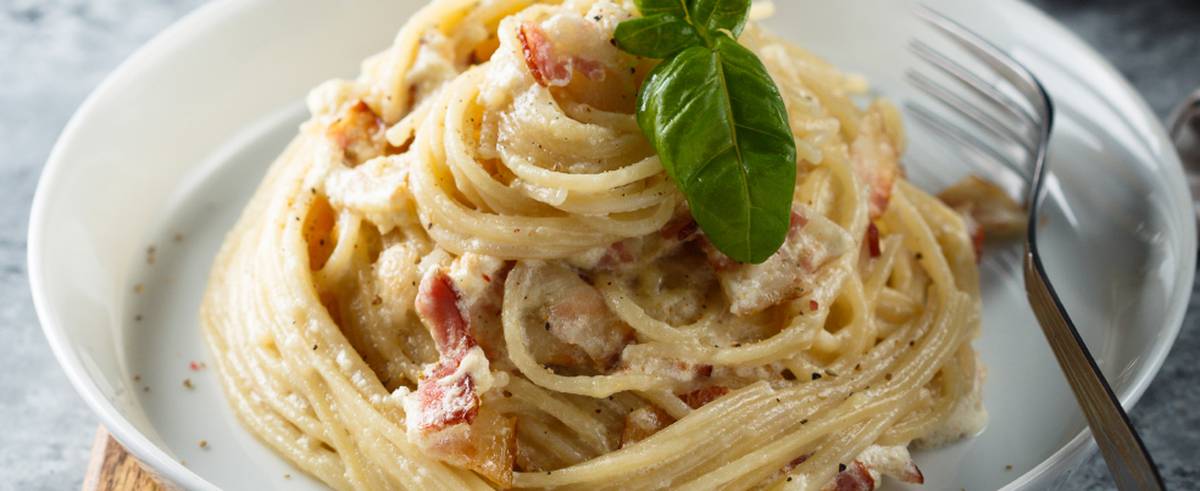 Esta famosa receta italiana tiene como base  ingredientes como: el huevo, el queso, la tocineta y la pasta. Aquí te enseñaremos cómo prepararla. ¡Manos a la obra!
