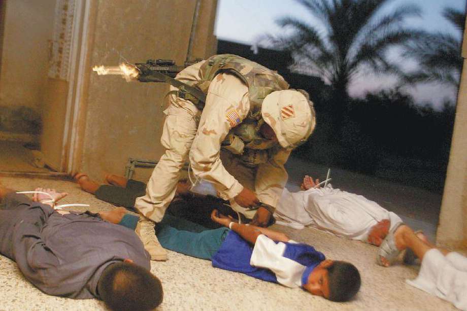 Tropas estadounidenses detienen a una familia con bridas de plástico durante una redada nocturna en Irak. / AP