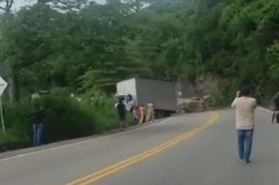 Como consecuencia de la caída de la roca, un conductor de camión resultó herido en medio de la vía Bogotá-Bucaramanga.