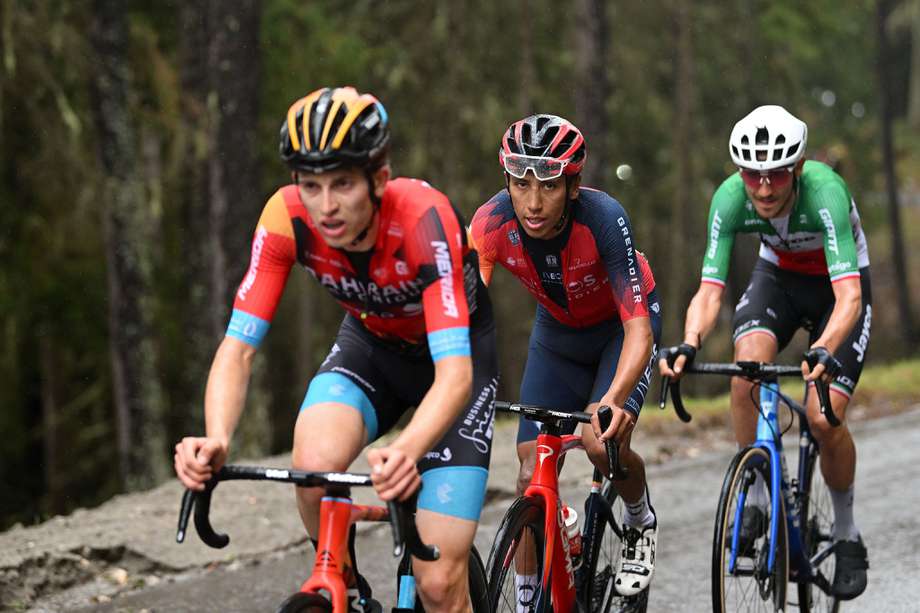 El colombiano Egan Bernal (centro) es noveno en la general del Tour de Romandía.