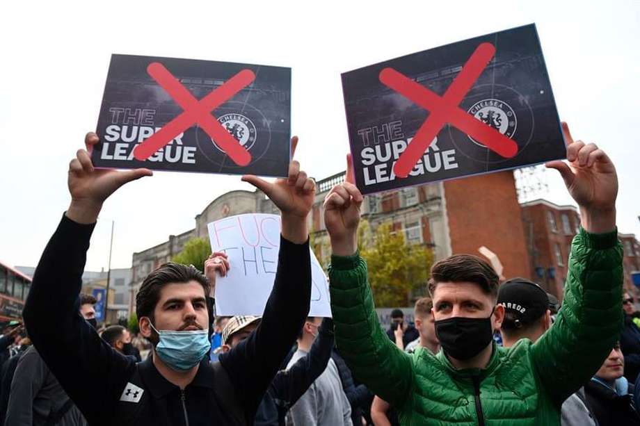 Hinchas de Chelsea protestan contra la Superliga.