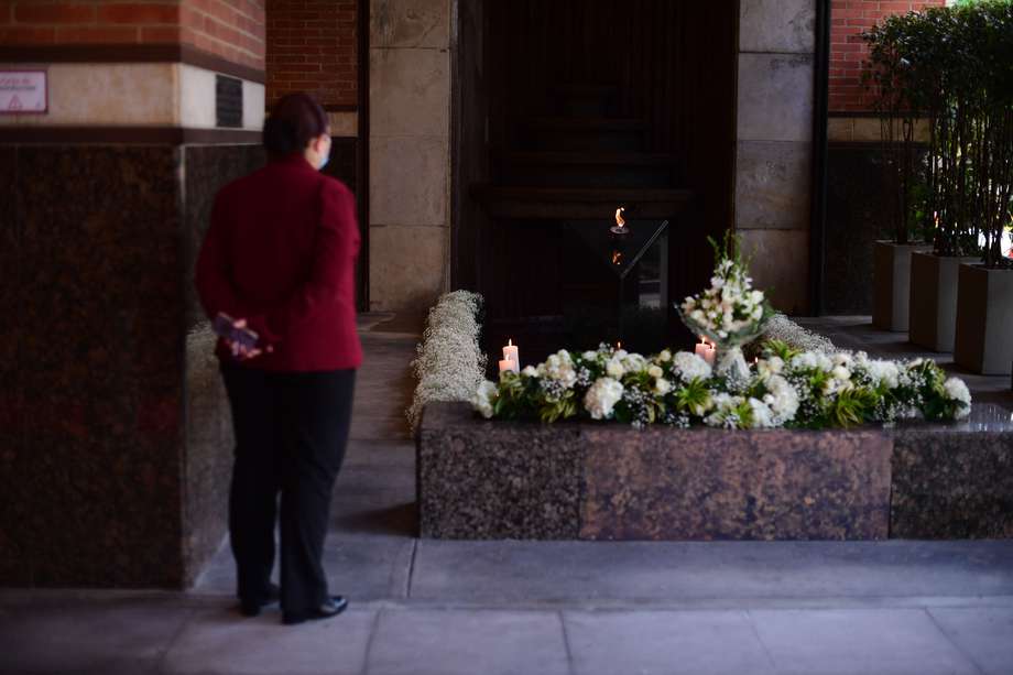Con una ofrenda floral y una ceremonia, se le rindió homenaje a las victimas del atentado perpetrado por las Farc hace 20 años.