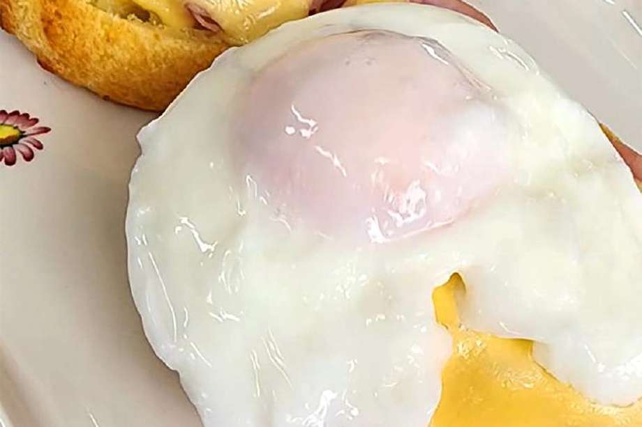 Receta para preparar huevos pochados sobre almojábanas tostadas