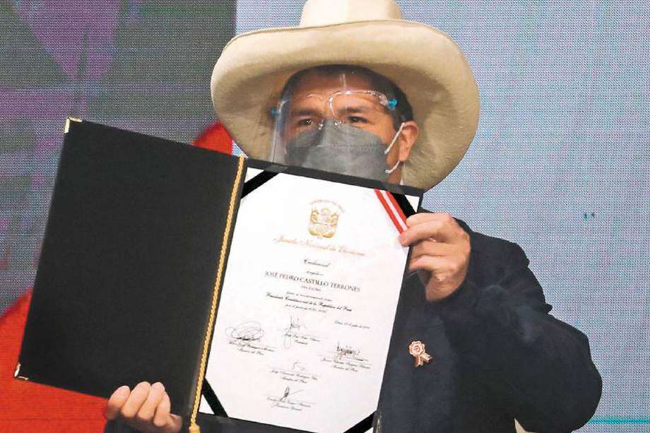  Pedro Castillo ya recibió su credencial como presidente de Perú e hizo un llamado a la unión política del país.  / AFP
