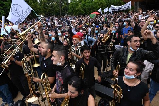Músicos protestan en contra del presidente Iván Duque en el Parque de los Deseos de Medellín. 