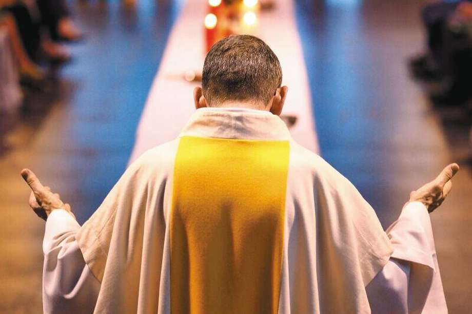 ¿Debe la iglesia católica revelar detalles de la suspensión a 19 curas colombianos por denuncias de abuso sexual?