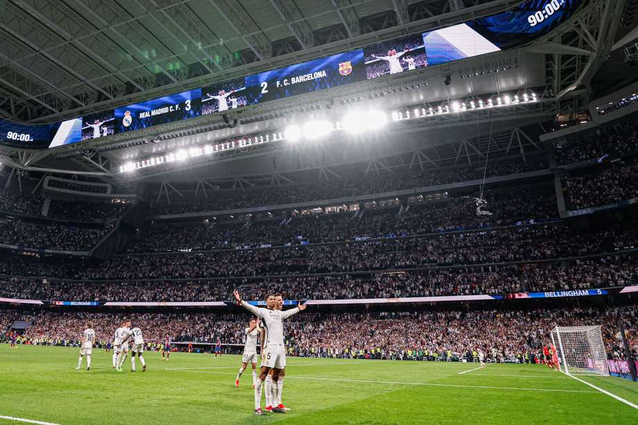 Jude Bellingham de Real Madrid tras marcar el gol de la victoria frente a Barcelona en la jornada 32 de LALIGA. El club merengue sumó a Volt como patrocinador regional en Latinoamérica. 