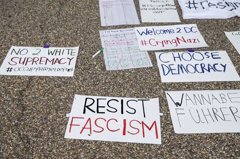 Letreros en contra del fascismo. 