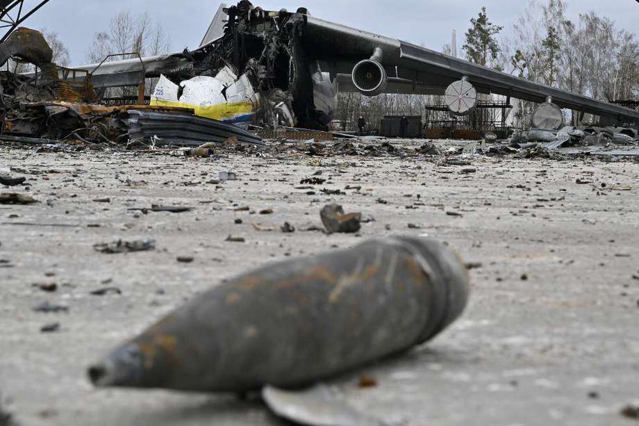 La imagen muestra un avión de carga ucraniano destruido en el aeródromo de Hostomel, al noroeste de la capital ucraniana. - Imagen de referencia