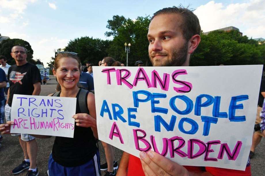 Un grupo de manifestantes exige derechos para las personas transgénero frente a la Casa Blanca.