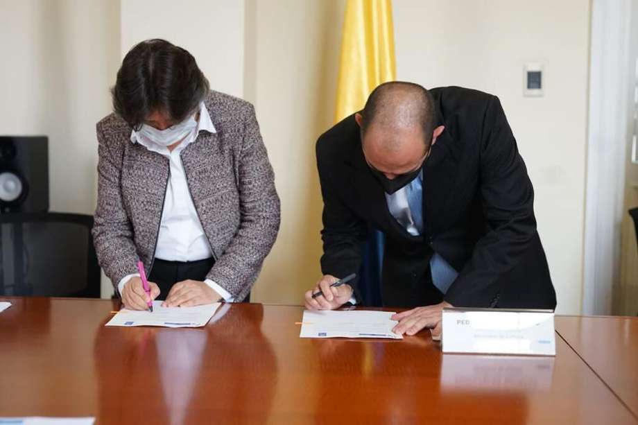 El Ministro de Cultura, Felipe Buitrago y la la representante del PNUD en Colombia, Jessica Faieta.
