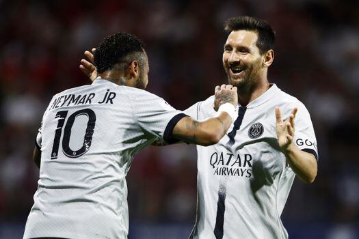 Neymar y Lionel Messi celebran el tanto del astro argentino con PSG. 