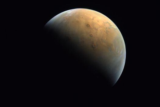 La primera imagen de Marte capturada por la primera sonda árabe de la historia, a 25.000 km sobre la superficie del planeta rojo.
