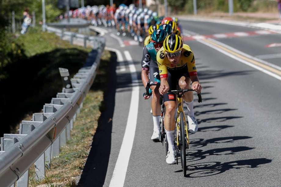 El pelotón a su paso por San Vicente de Arana (Álava) durante la cuarta etapa de la Vuelta Ciclista España.