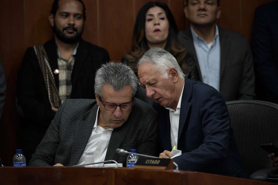 El ministro del Interior, Luis Fernando Velasco, y el ministro de Salud, Guillermo Jaramillo, durante el debate de la reforma a la salud en la Comisión Séptima del Senado.