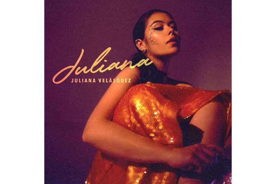 Juliana Velásquez incluye en el álbum sus sencillos lanzados desde abril del 2020 y tres nuevos sencillos inéditos.