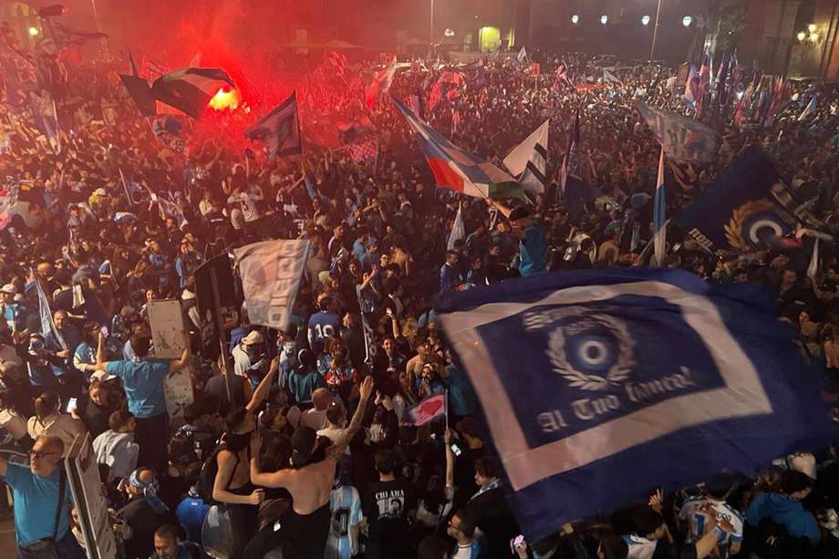 Los seguidores del SSC Napoli celebran después del partido del Campeonato de fútbol de la Serie A italiana (Scudetto) entre el Udinese Calcio y el SSC Napoli en el centro de Nápoles, Italia, el 4 de mayo de 2023.