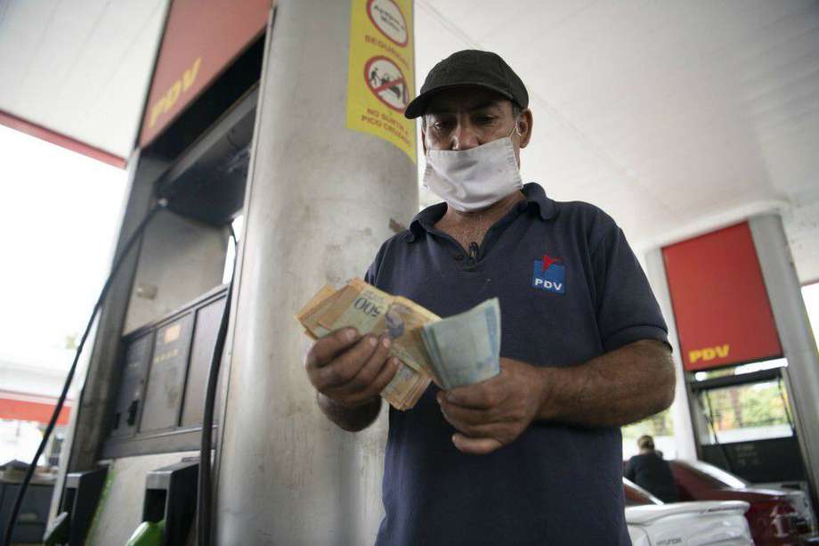 Se pronostica que la economía venezolana se reducirá otro 20% este año a medida que la pandemia de coronavirus agrava la recesión causada por el colapso de los ingresos del petróleo, la mala gestión económica y las sanciones de Estados Unidos.