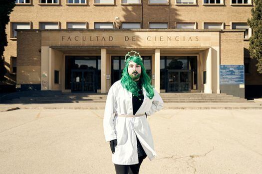 Sassy Science en la puerta de la facultad de Ciencias de la Universidad de Zaragoza. / Víctor Serrano - SINC