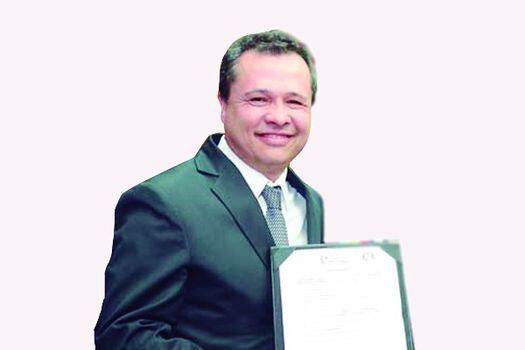 César Augusto Carrillo es experto en planeación y gestión,  y especialista en negocios internacionales con énfasis en mercados de capital.