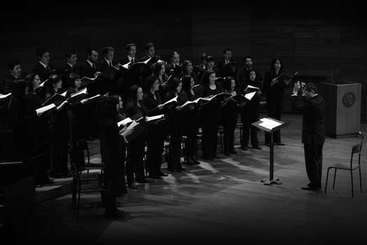 El Coro ha estrenado en Colombia, entre otras, la Sinfonía n.° 8 de Mahler, Requiem de guerra de Britten, Oedipus Rex de Stravinsky, Voices of Light de Einhorn y Sacrifixio de Zyman.