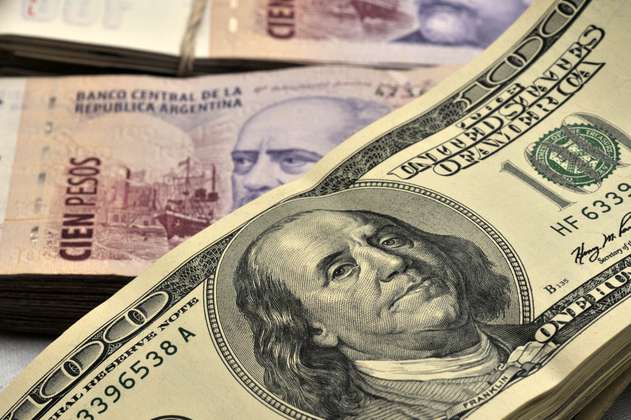 Restricciones a la compra de dólares en Argentina reviven la brecha cambiaria